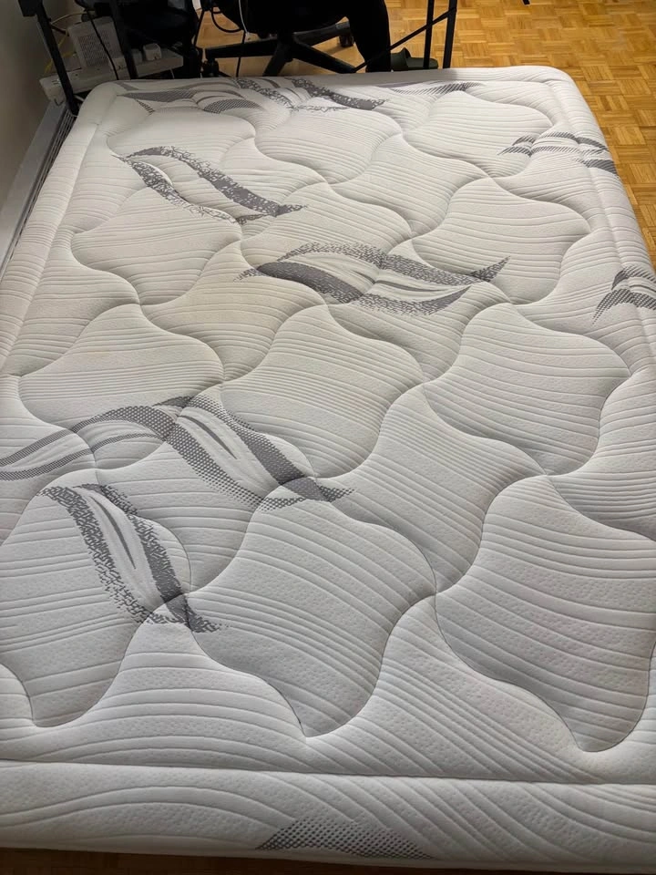 Queen Size Mattress + Protective Cover – Good Condition - photo 4