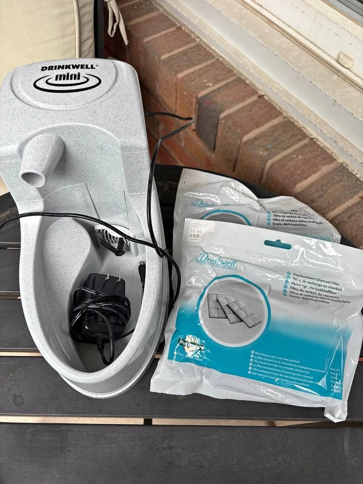 Drinkwell Mini Pet Fountain with Replacement Filters