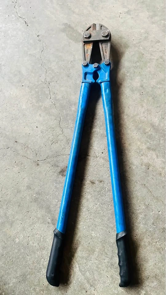 Mastercraft Maximum 30" (750mm) Heavy-Duty Bolt Cutter