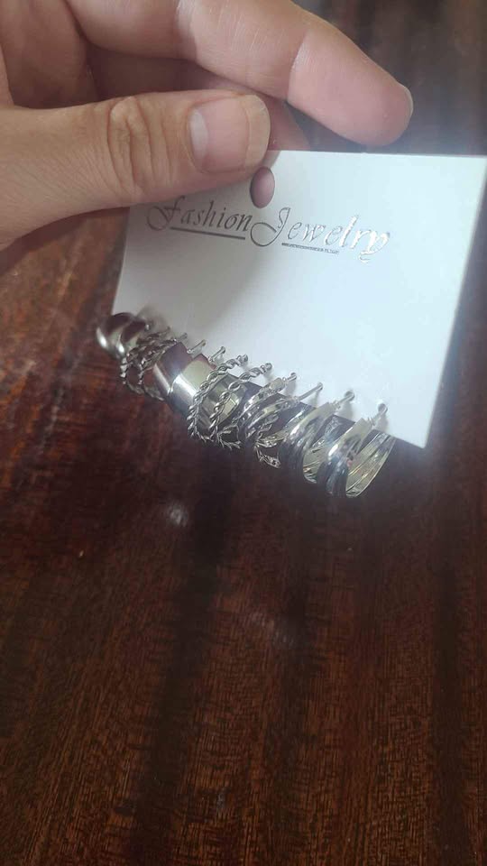 6 Pairs of Earrings - Never Used - Comes with Original Packaging - photo 3