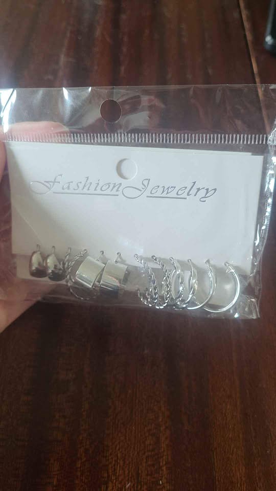 6 Pairs of Earrings - Never Used - Comes with Original Packaging - photo 4