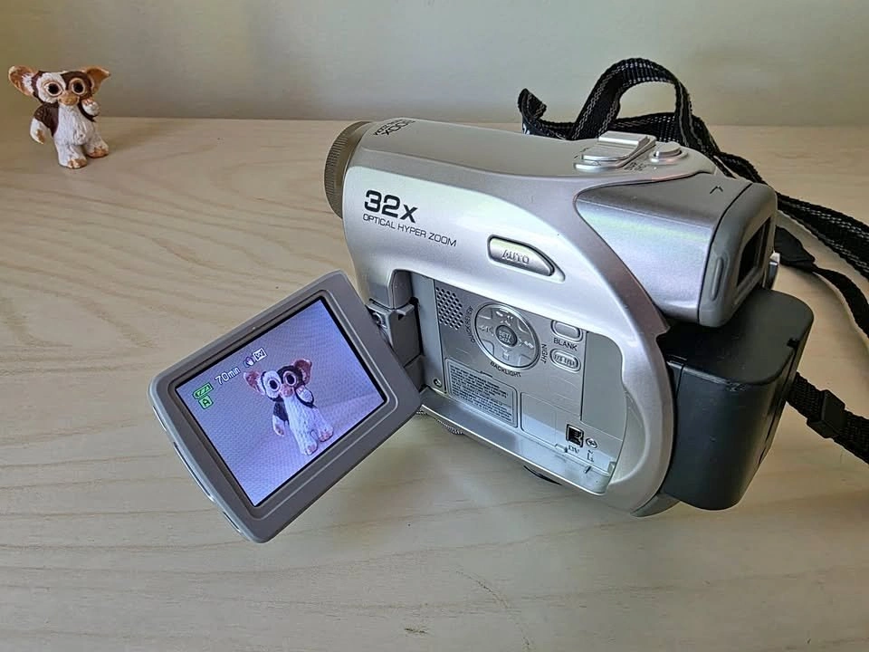 JVC GR-D350U Mini DV Camcorder (read)
