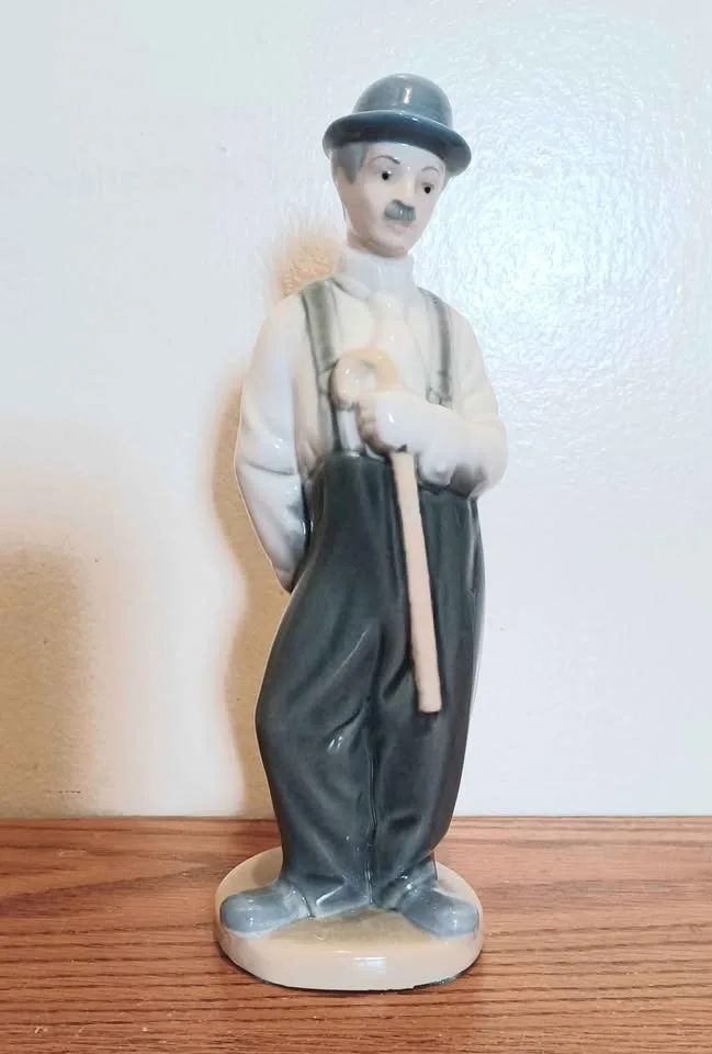 Lladro Requeña Hand Painted Charlie Chaplin Porcelain Statue image indicator(2)