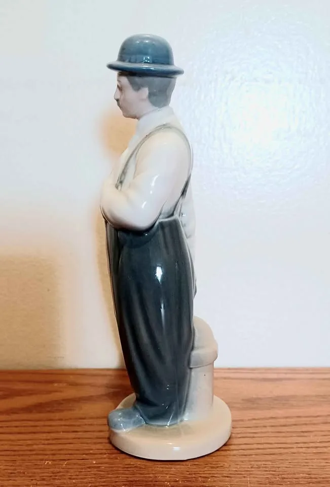 Lladro Requeña Hand Painted Charlie Chaplin Porcelain Statue image indicator(4)
