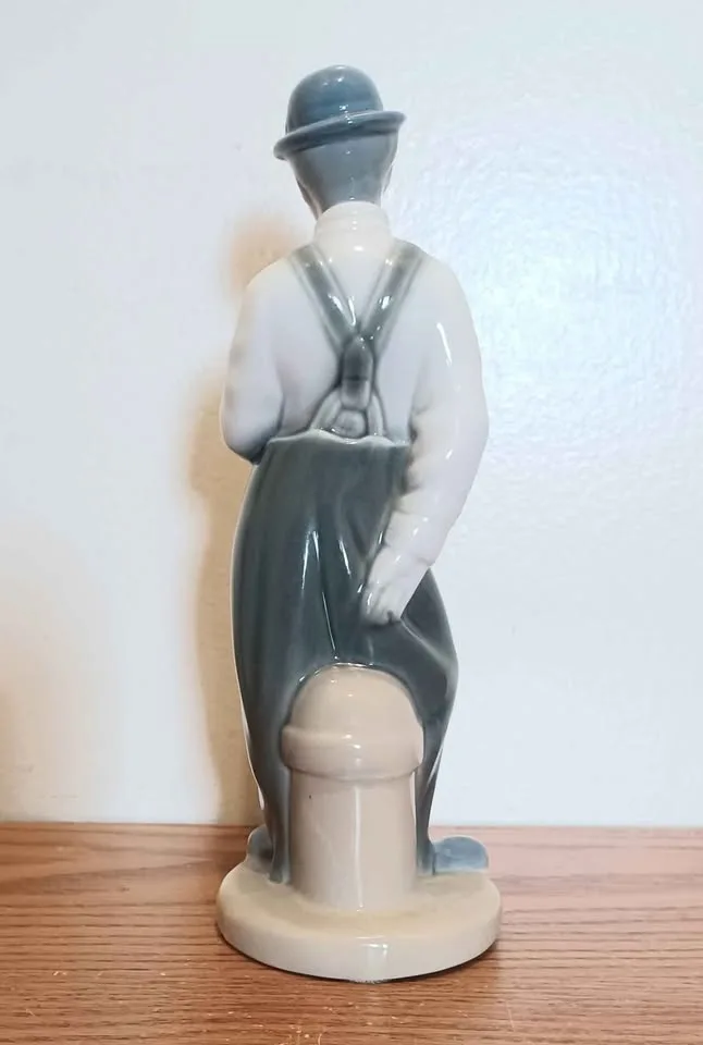 Lladro Requeña Hand Painted Charlie Chaplin Porcelain Statue image indicator(5)