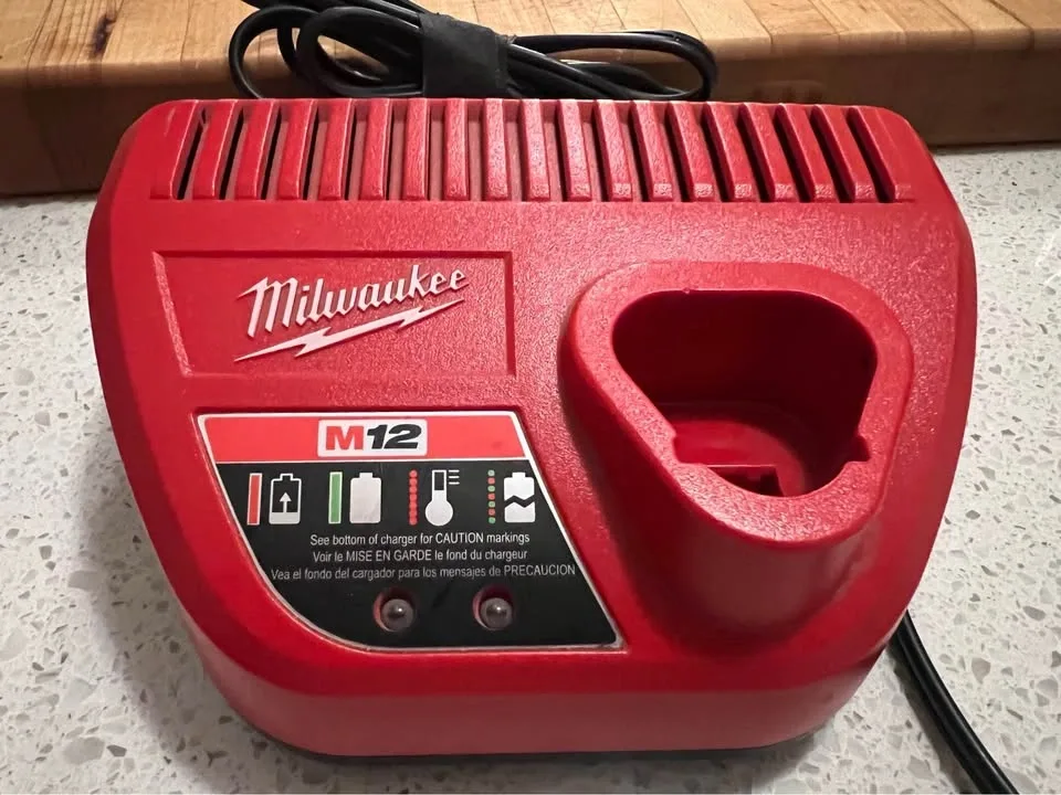 Milwaukee M12 Charger - photo 2