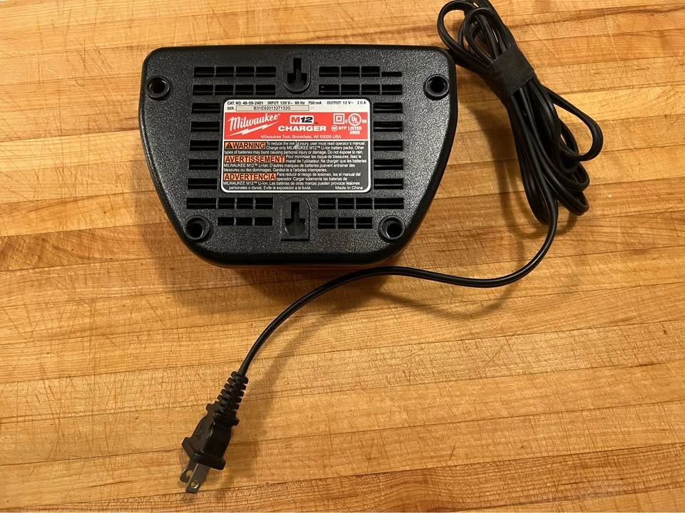 Milwaukee M12 Charger - photo 3