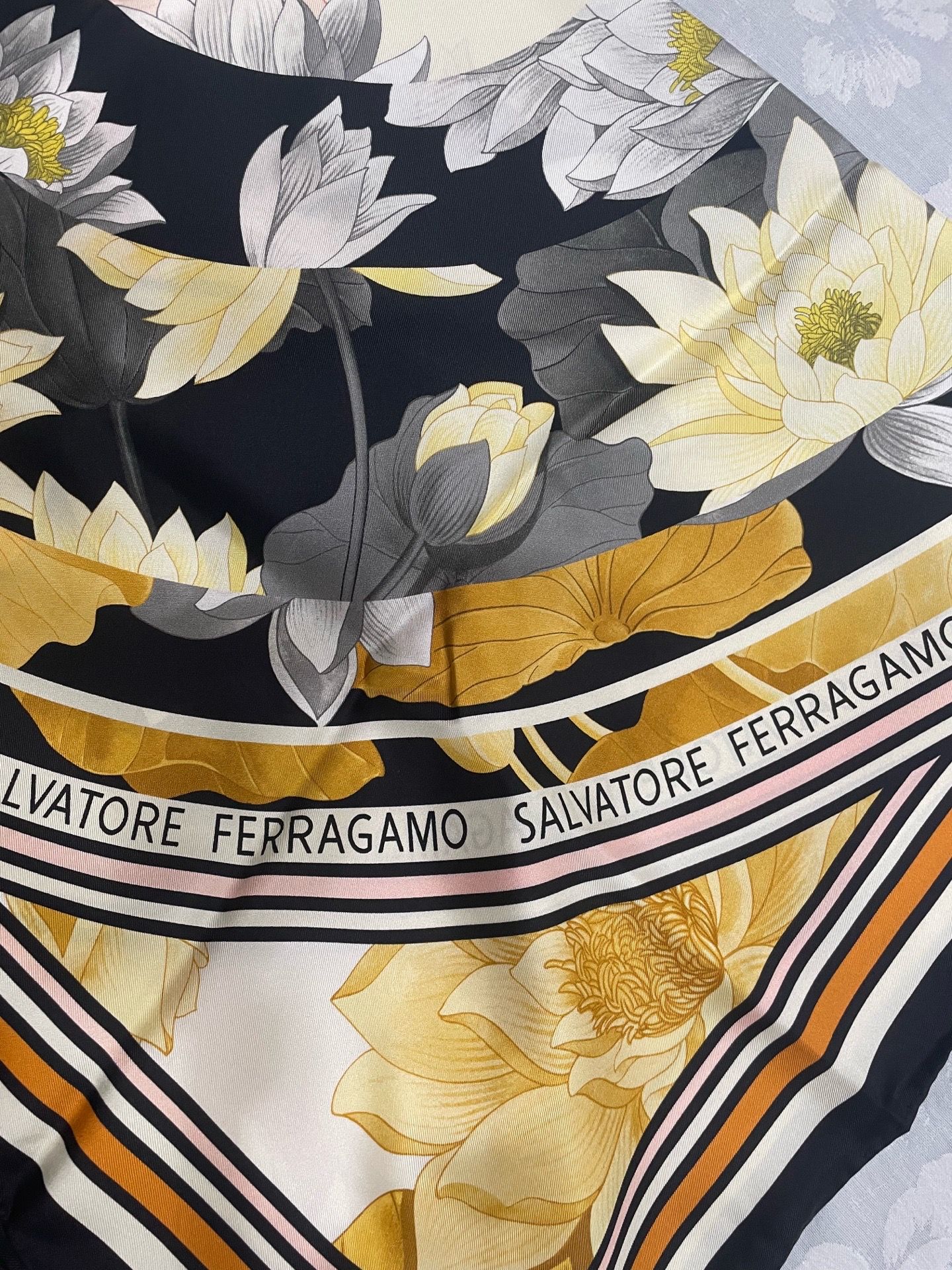 Authentic Salvatore Ferragamo silk 90cm scarf - photo 3