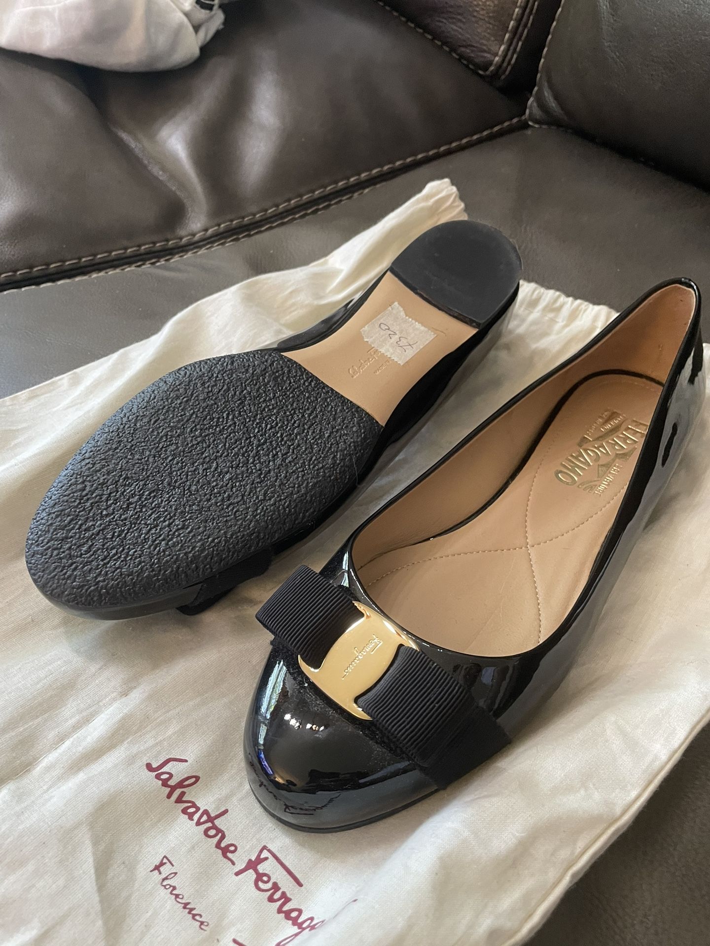 Authentic Salvatore Ferragamo Black Patent Leather Vara Bow Flat - photo 2