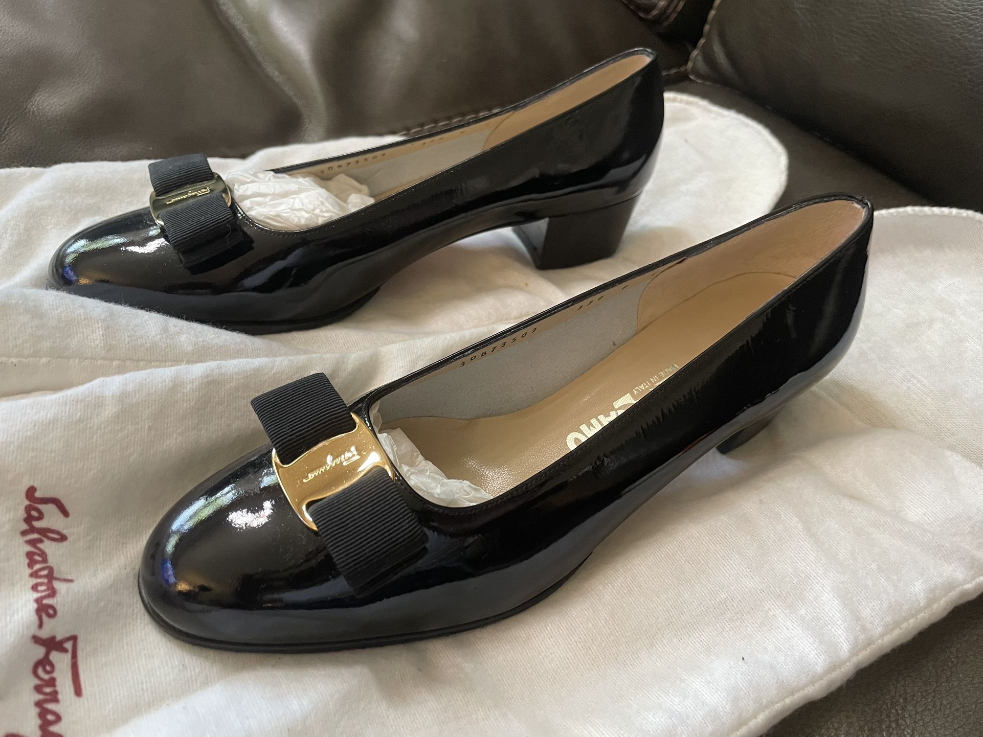 Authentic Salvatore Ferragamo Black Patent Vara Bow 30mm Pumps