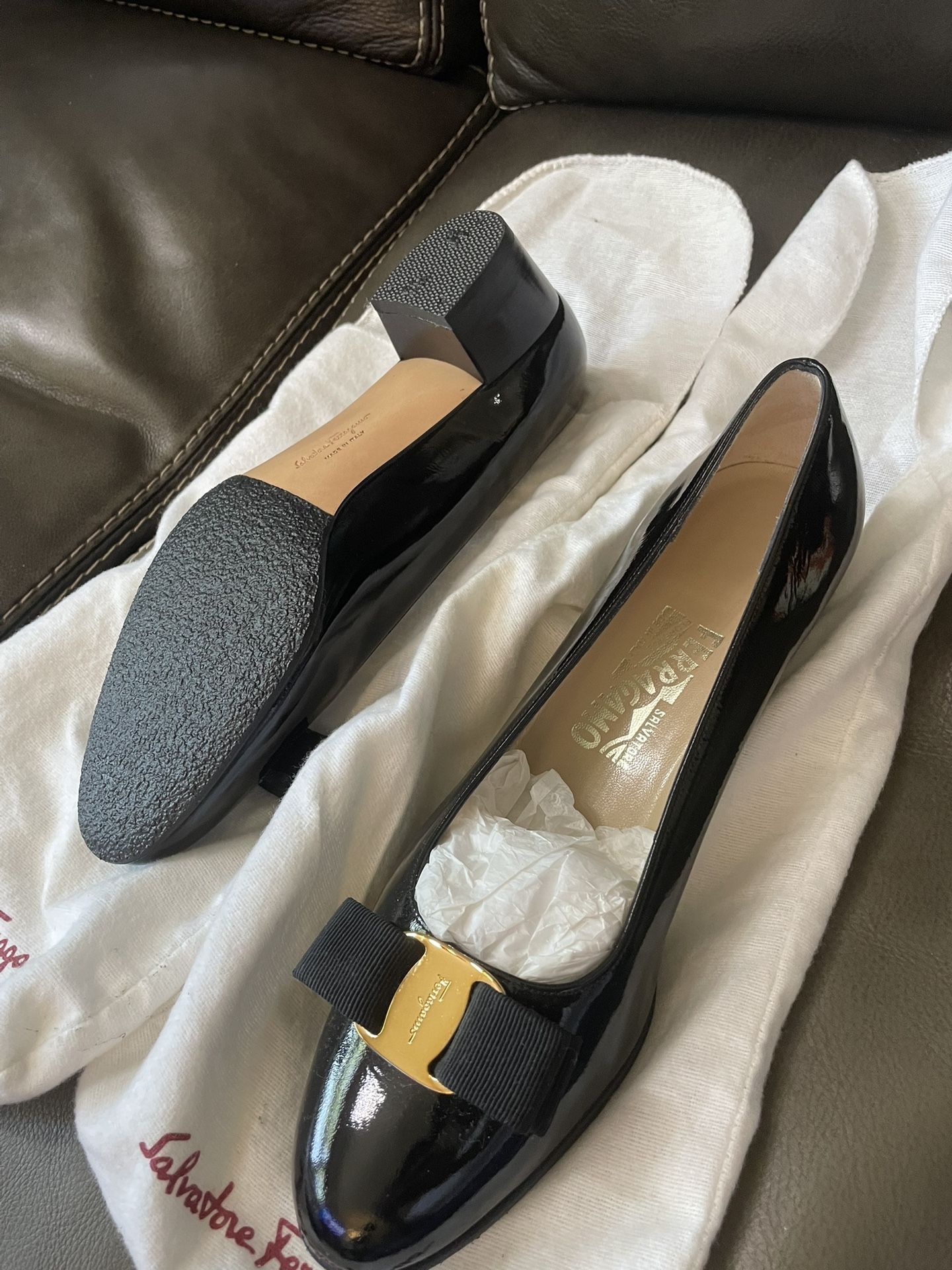 Authentic Salvatore Ferragamo Black Patent Vara Bow 30mm Pumps - photo 2