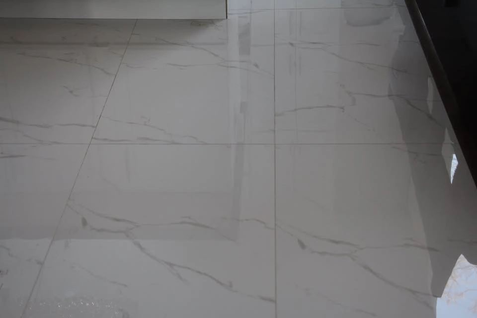 White tiles with grey veins, 2 shades - photo 2