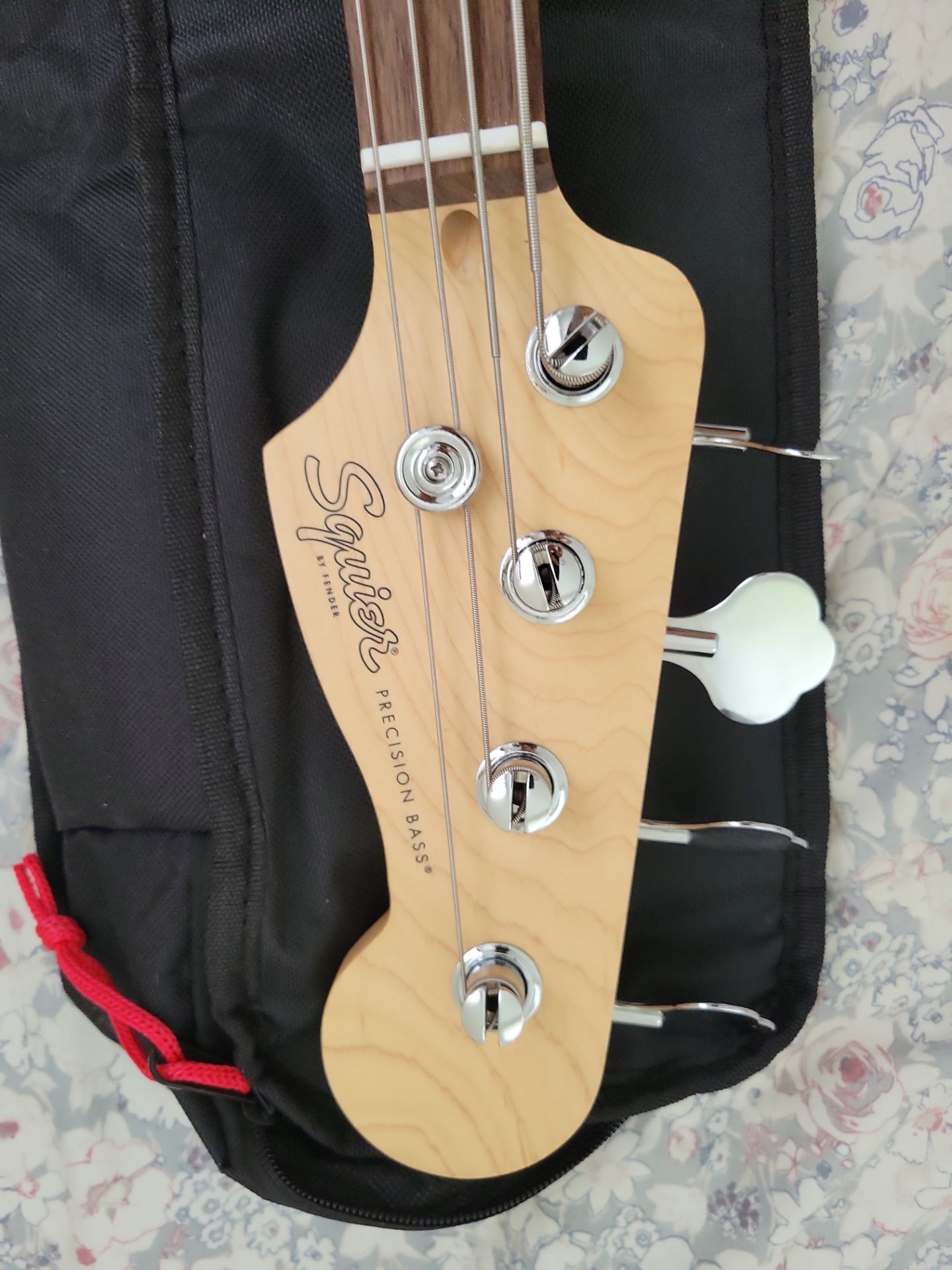 Squier Precision Bass with carrying case - photo 2