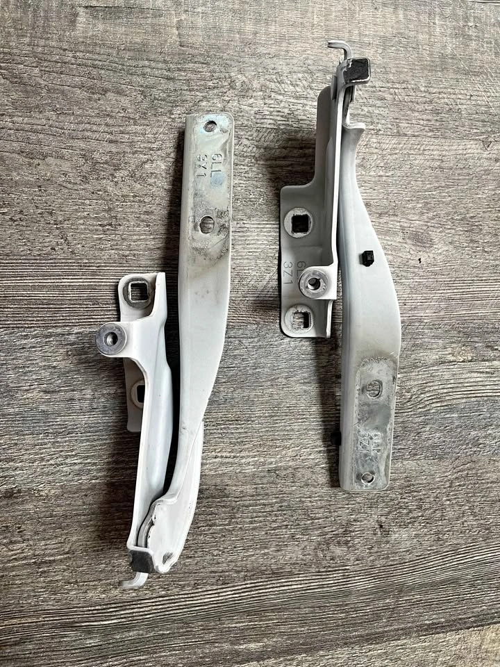 2024 Nissan Sentra Hood Hinges Pair