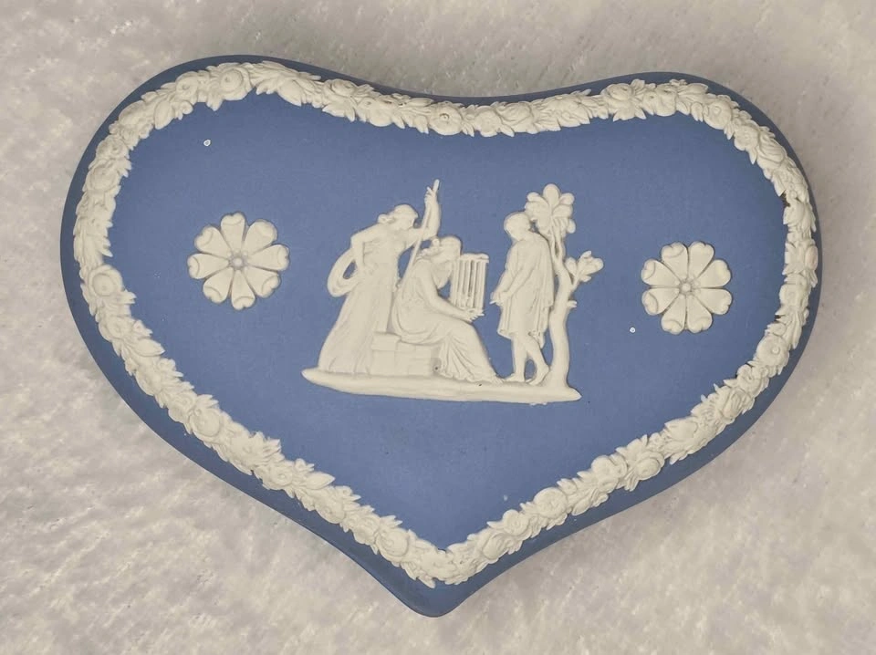 Wedgwood Blue Jasperware Heart Trinket Box - photo 3