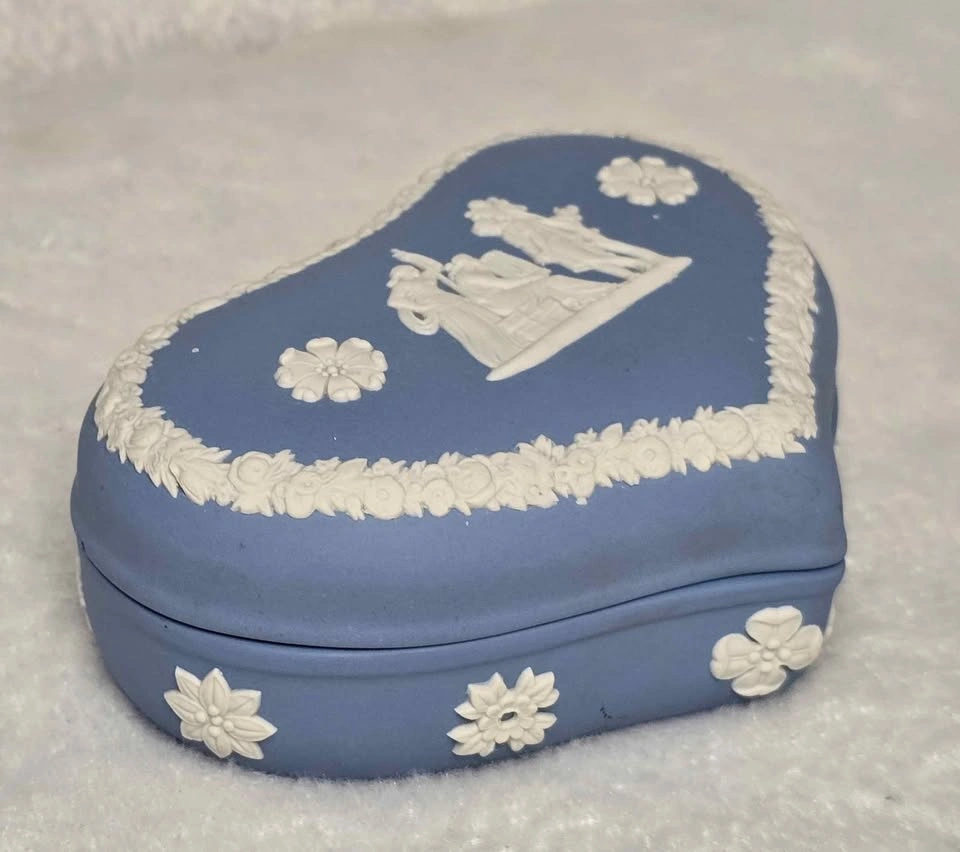 Wedgwood Blue Jasperware Heart Trinket Box - photo 4