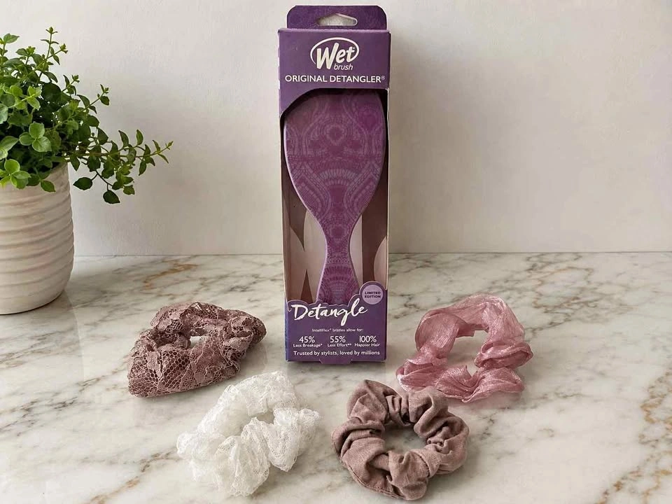Wet Brush Detangler & 4 Scrunchies Hair Bundle