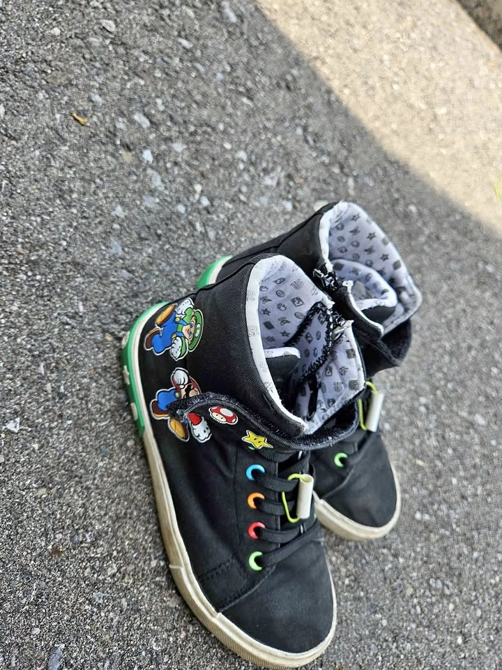 Super Mario Bros Mario and Luigi High Top Sneakers size 3 ⚽️