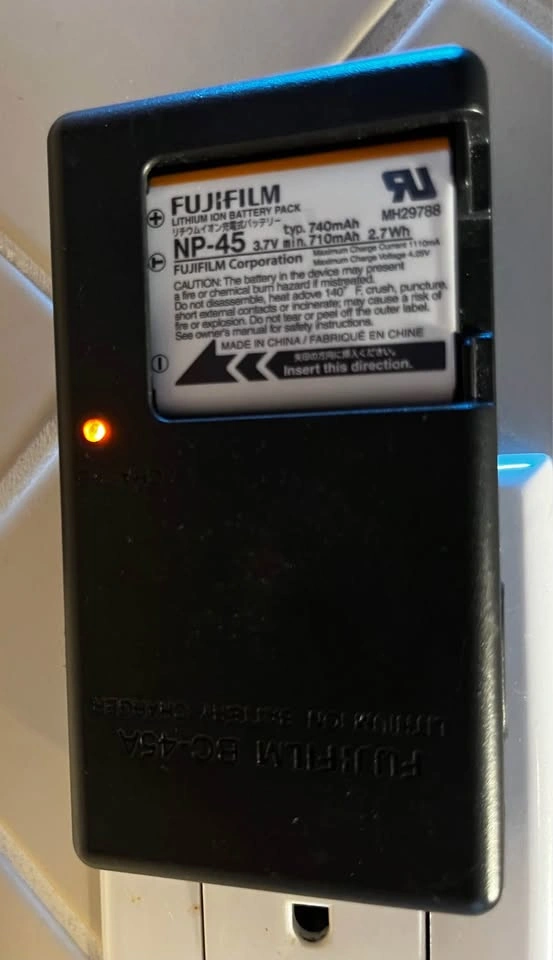 Pink Fujifilm FinePix J20 For Parts + BC-45A Charger & Battery - photo 2