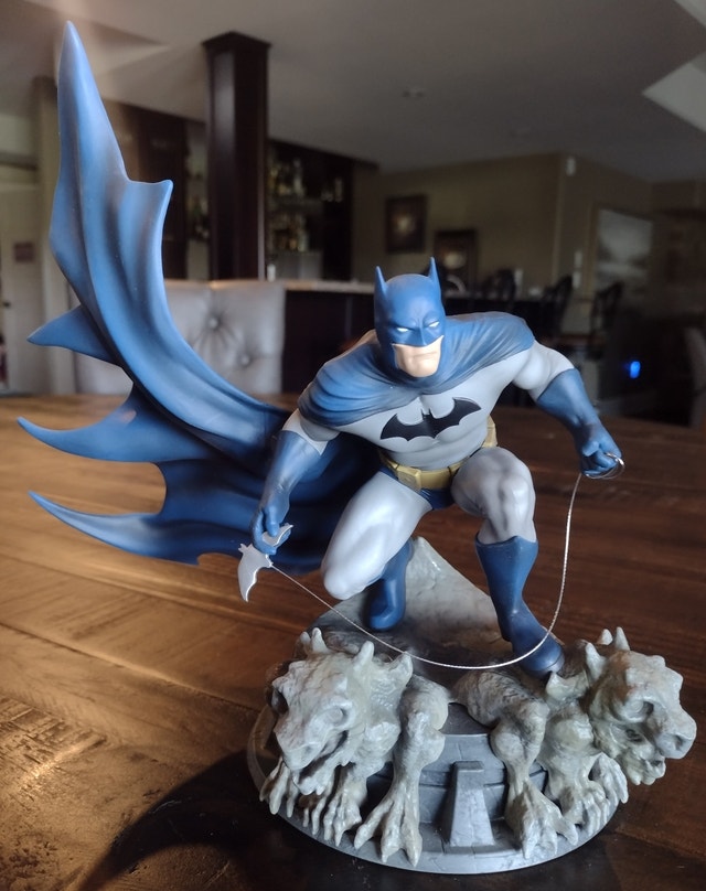 Batman Gamestop Statue - photo 2