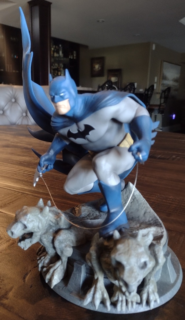 Batman Gamestop Statue - photo 3