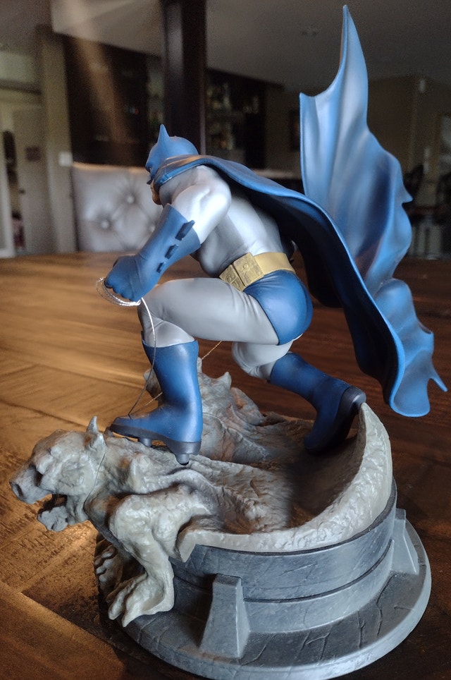 Batman Gamestop Statue - photo 4