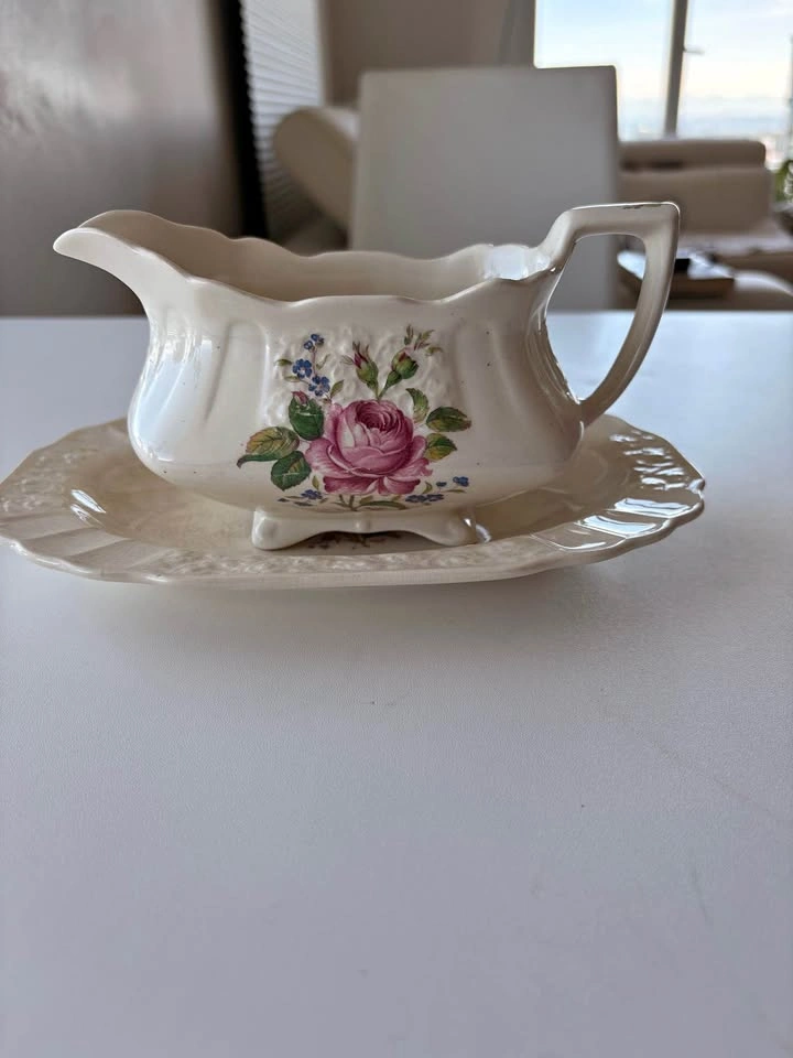 Myott Staffordshire England Gravy Boat with Underplate