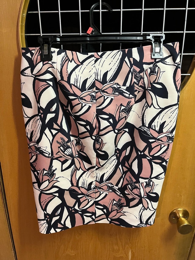RW&CO Short Floral Skirt, Size 6 - photo 2