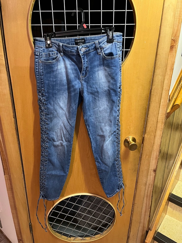 Bebe Denim Capri Blue Jeans, Size 29