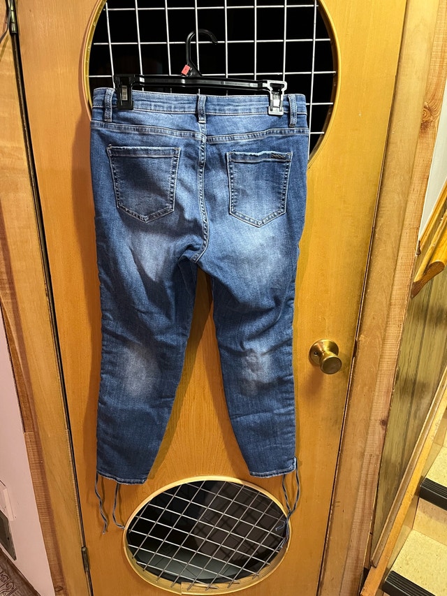 Bebe Denim Capri Blue Jeans, Size 29 - photo 4