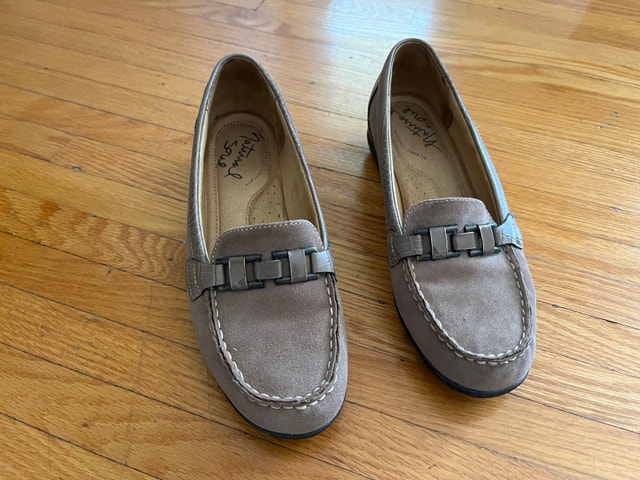 Natural Soul Loafers. Beige. Size 9