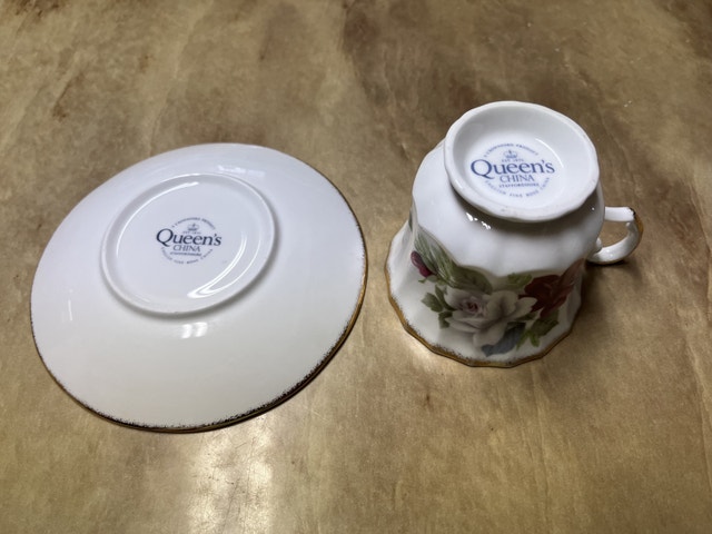 Queen's China Teacup and Saucer Set - photo 3