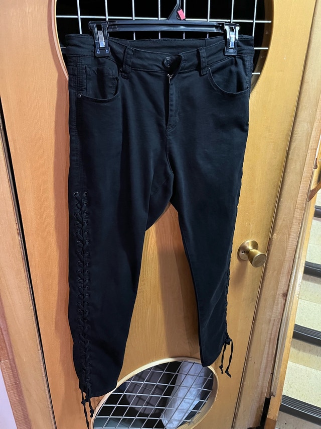 Ardene Black Capri Jeans, Lace-up Detail, Size 11