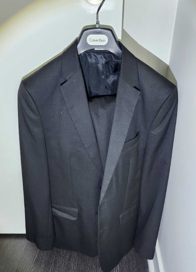 Men's Calvin Klein Black 2-Piece Suit – Excellent Condition