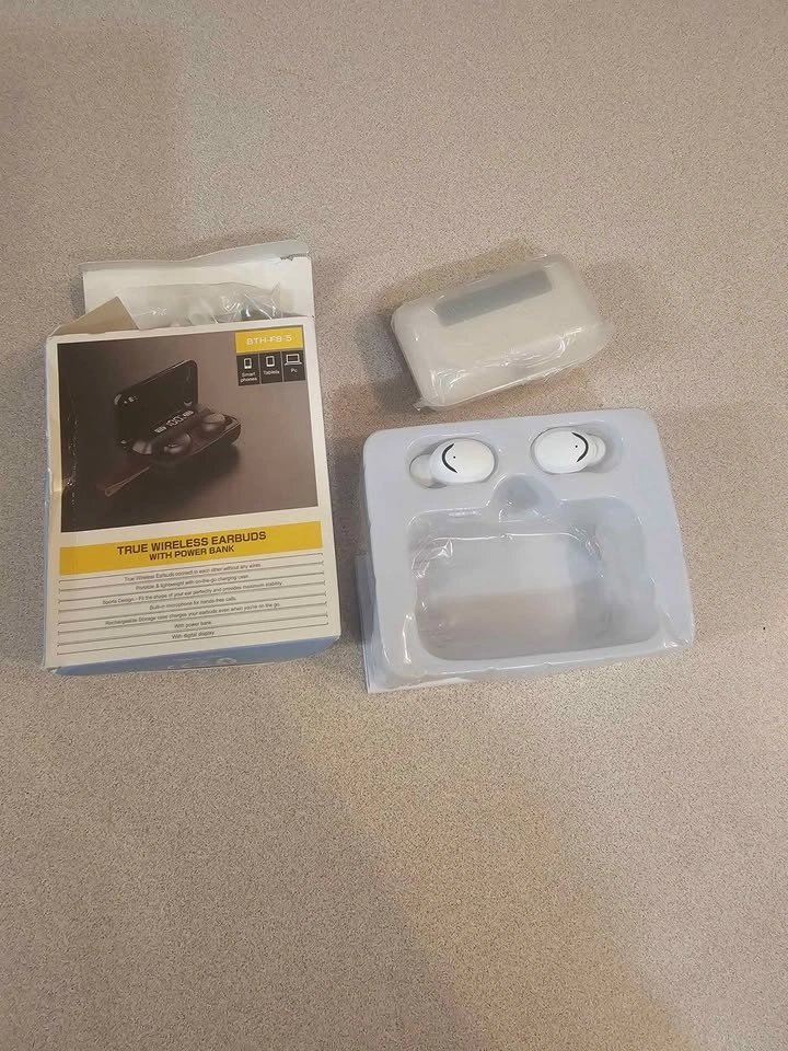 White Wireless Earbuds - photo 4