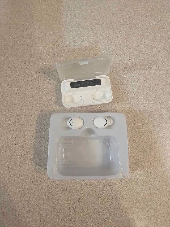 White Wireless Earbuds - photo 5
