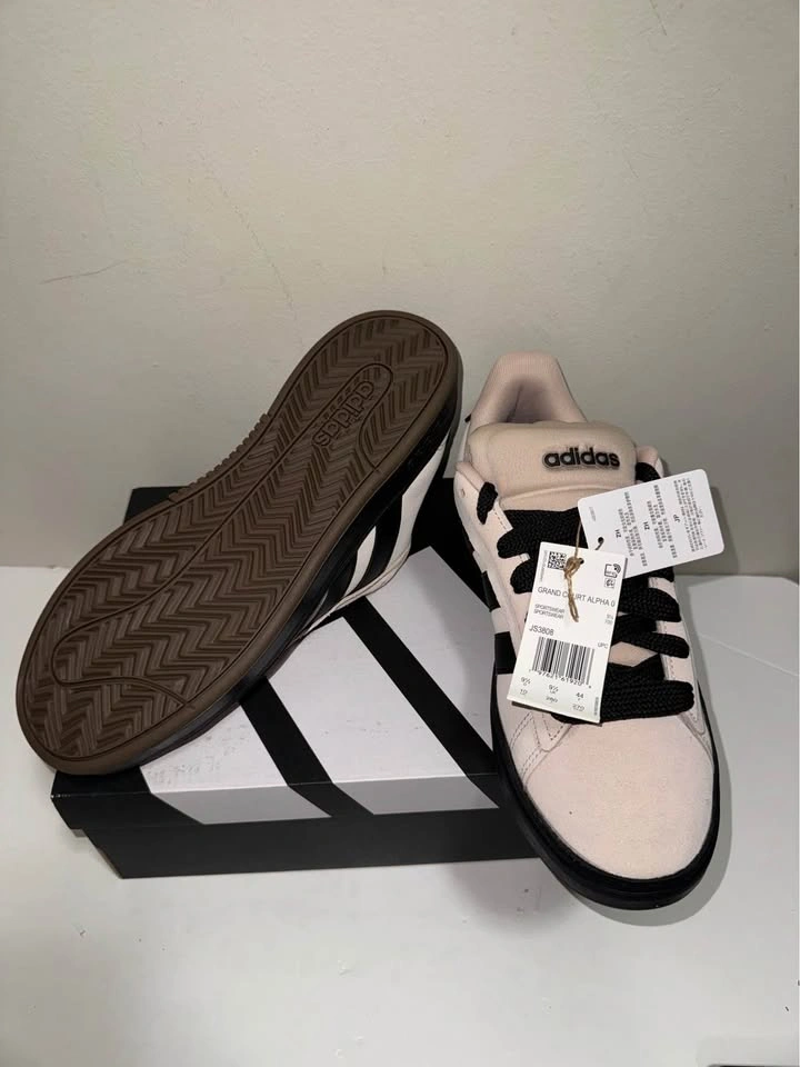 New Adidas Suede Shoes. Size 10 US. Firm price. - photo 3