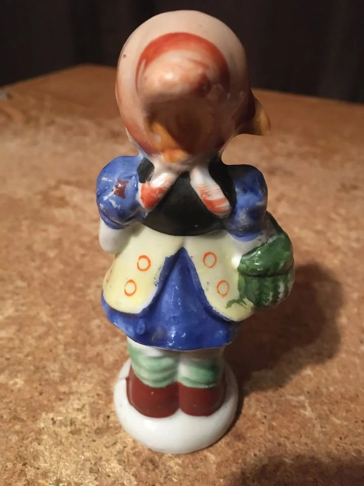 VINTAGE GIRL IN DRESS HOLDING BASKET FIGURINE OCCUPIED JAPAN 4 3 - photo 3