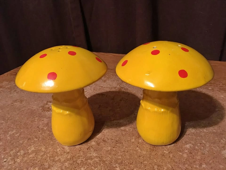 LARGE 5" CERAMIC MUSHROOMS SALT & PEPPER SHAKERS YELLOW RED DOTS