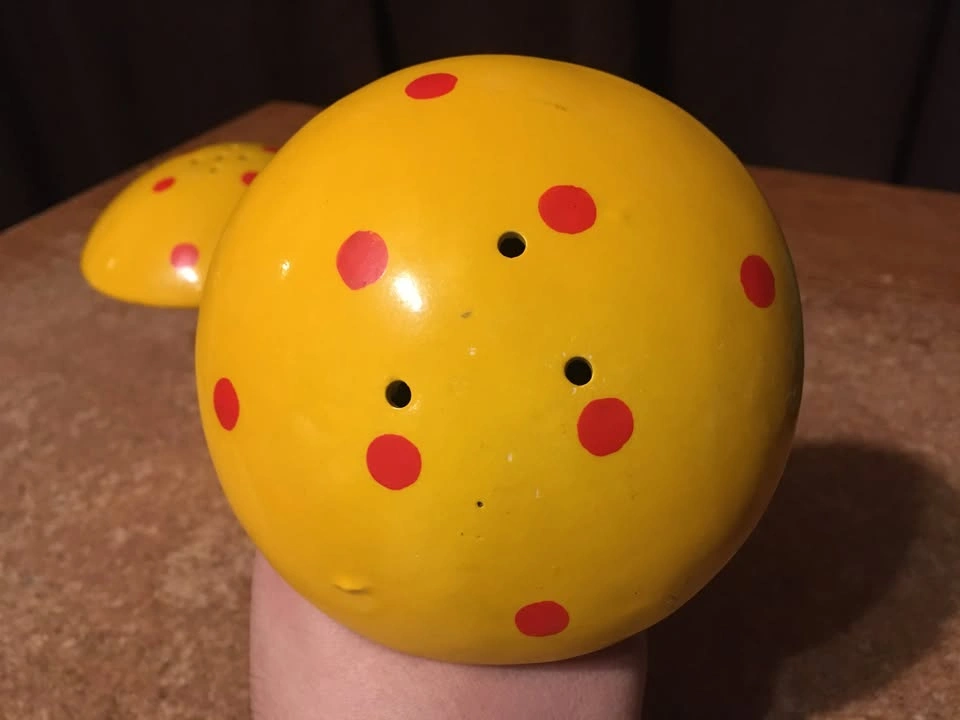 LARGE 5" CERAMIC MUSHROOMS SALT & PEPPER SHAKERS YELLOW RED DOTS - photo 2