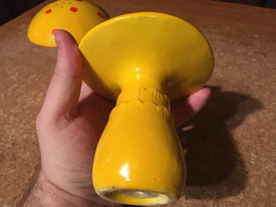 LARGE 5" CERAMIC MUSHROOMS SALT & PEPPER SHAKERS YELLOW RED DOTS - photo 3
