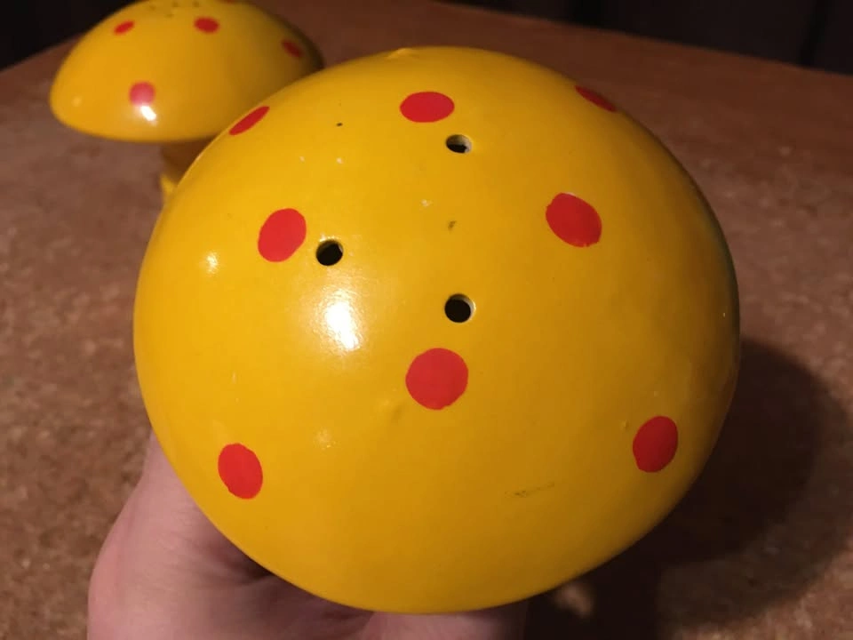 LARGE 5" CERAMIC MUSHROOMS SALT & PEPPER SHAKERS YELLOW RED DOTS - photo 5