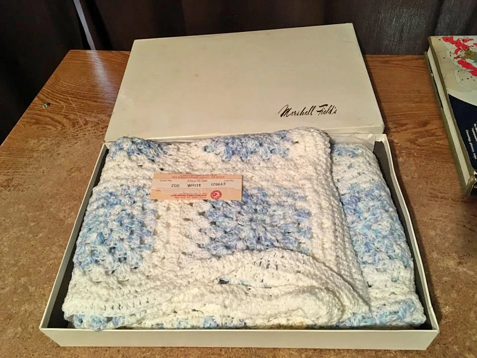 VINTAGE CROCHET BABY BLANKET SNOWFLAKES BLUE WHITE 39 X 35