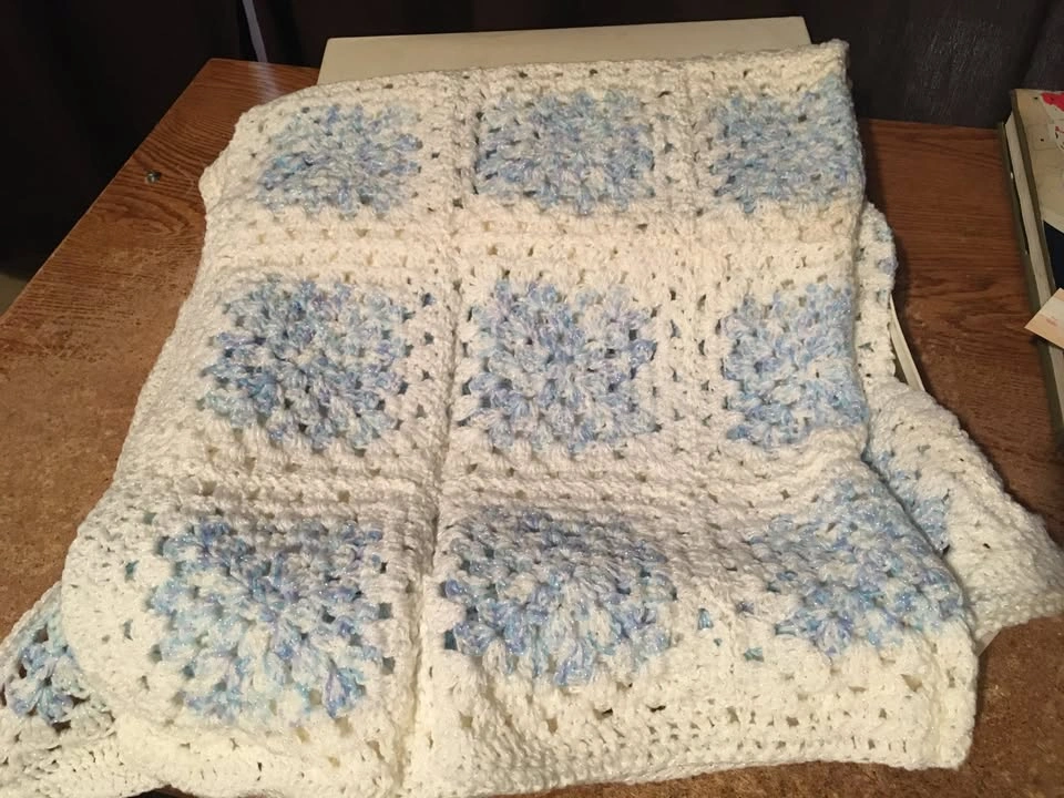 VINTAGE CROCHET BABY BLANKET SNOWFLAKES BLUE WHITE 39 X 35 - photo 3