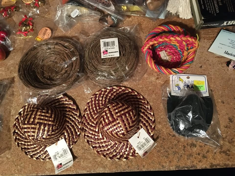 LOT OF DECORATIONS FOR DISPLAYS BIRDS DUCKS GARDEN TOOLS FELT AN - photo 2