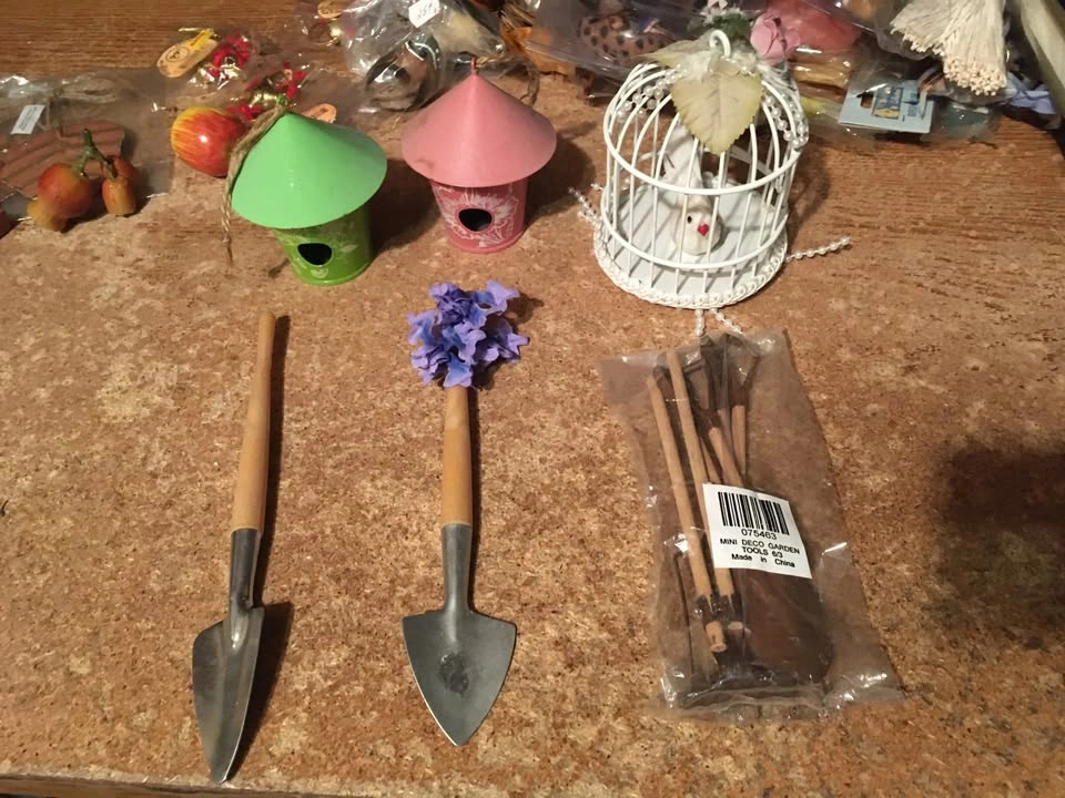 LOT OF DECORATIONS FOR DISPLAYS BIRDS DUCKS GARDEN TOOLS FELT AN - photo 3