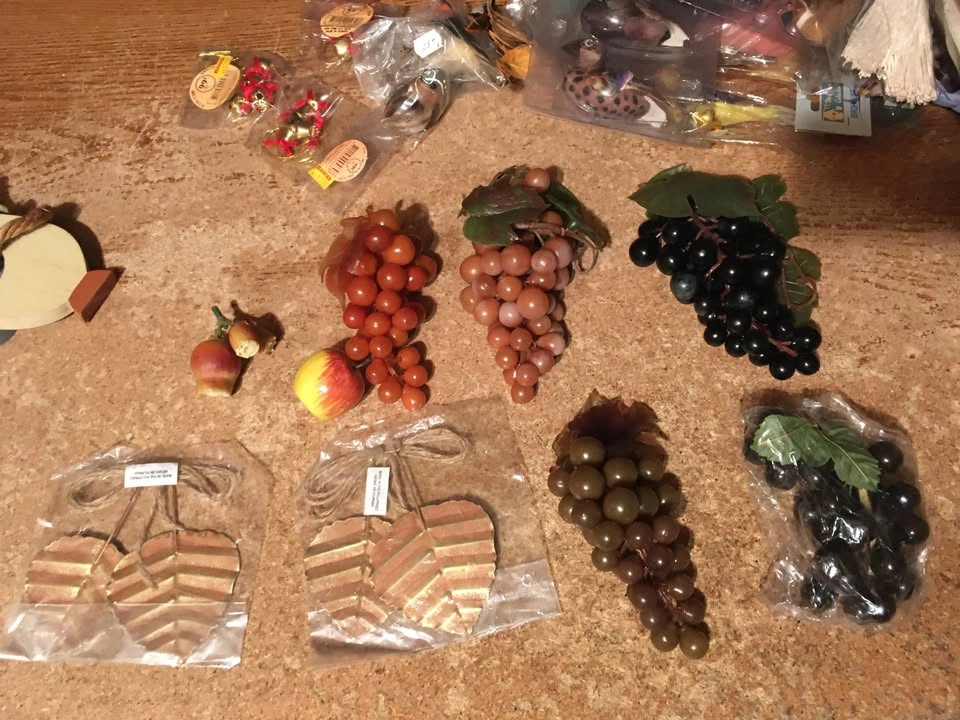 LOT OF DECORATIONS FOR DISPLAYS BIRDS DUCKS GARDEN TOOLS FELT AN - photo 4