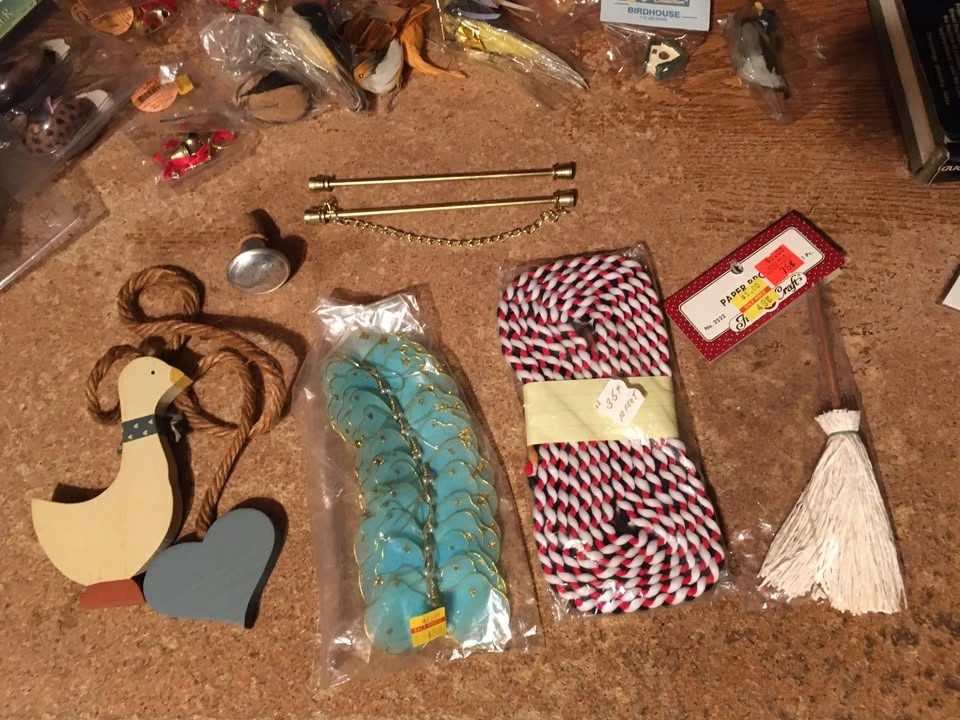 LOT OF DECORATIONS FOR DISPLAYS BIRDS DUCKS GARDEN TOOLS FELT AN - photo 5
