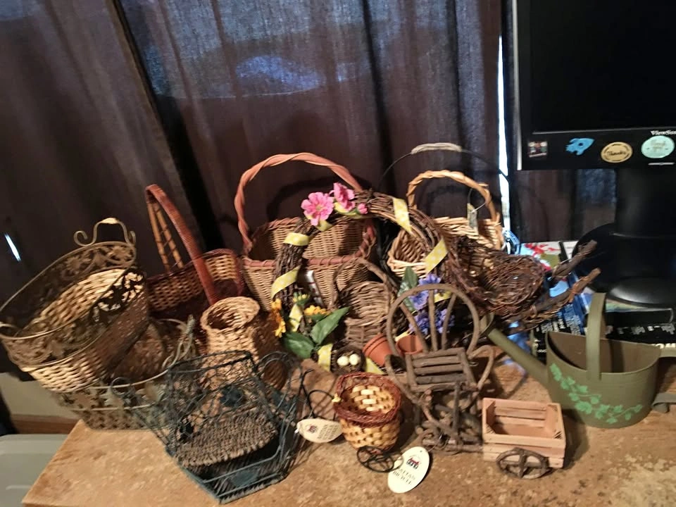LOT OF 15 WICKER METAL BASKETS DECORATIONS FOR DISPLAYS