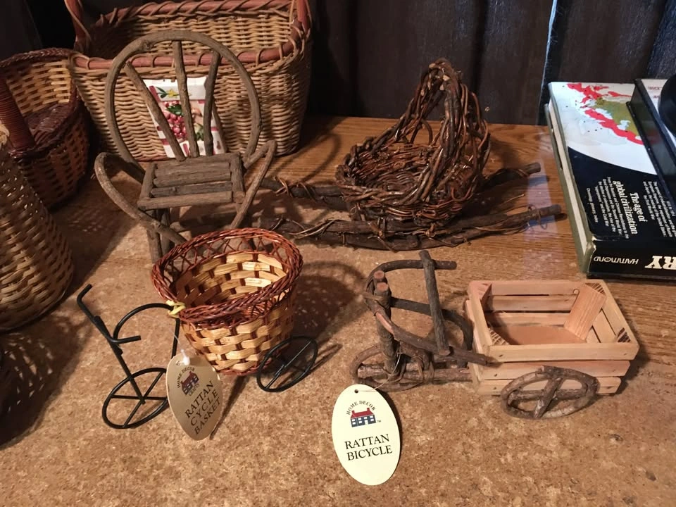LOT OF 15 WICKER METAL BASKETS DECORATIONS FOR DISPLAYS - photo 2